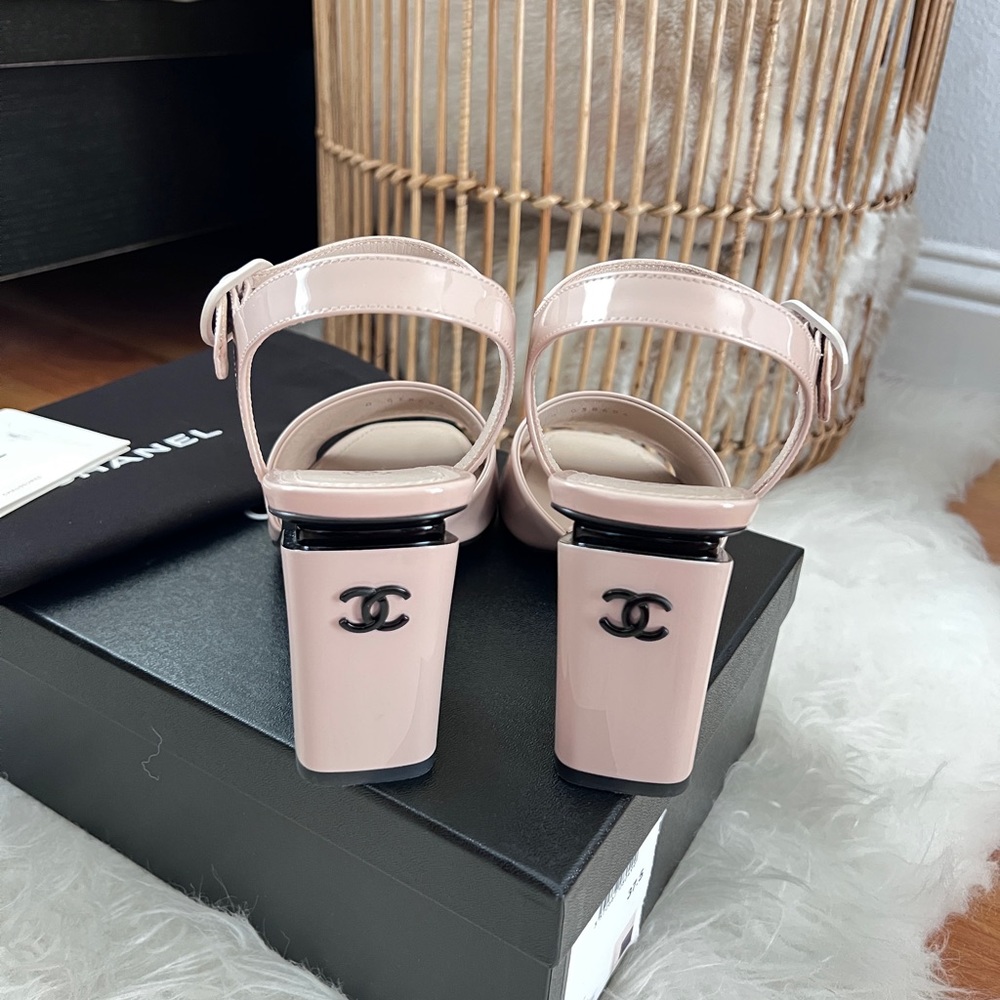 Auth Chanel Patent Leather CC Logo Beige Sandals - Size 37.5 - Picture 3 of 10